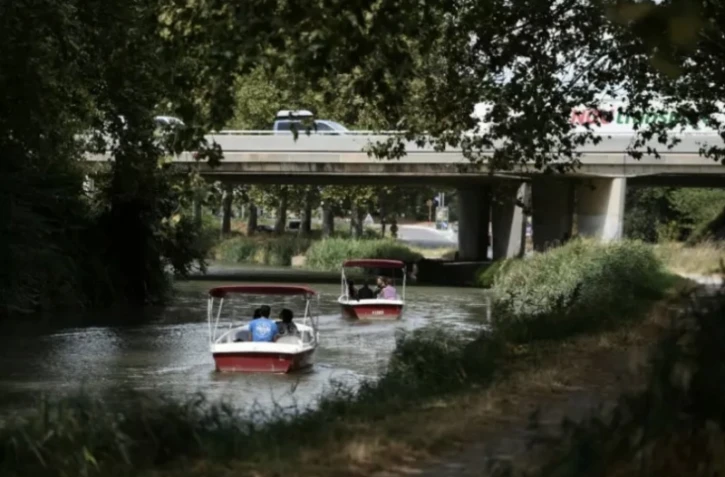 Le canal de la Robine, dans lequel la station d'épuration de Narbonne rejette les eaux traitées, dans le sud de la France, le 18 août 2022 