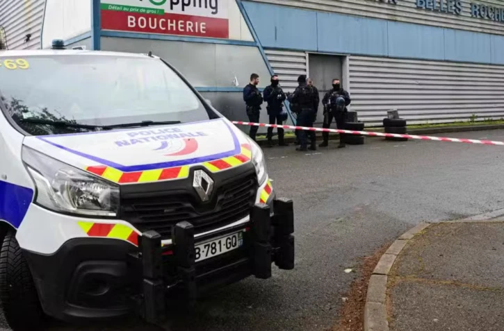 Lundi vers 13 h 15, un adolescent de 13 ans, inconnu des services de justice, a été retrouvé blessé par balle à la tête dans une épicerie du quartier populaire Belleroche, à Villefranche-sur-Saône. Malgré l’intervention des secours, la victime n’a pas pu être réanimée. © Crédit photo : OLIVIER CHASSIGNOLE / AFP