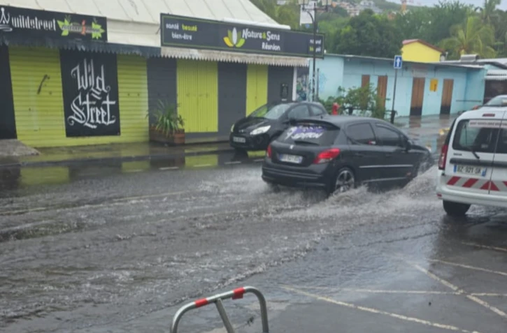 Saint-Leu : la chaussée est inondée en centre ville, déviation par la rue haute