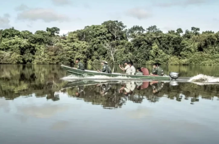 Des indigènes Kanamari, membres du groupe "guerriers de la forêt", patrouillent en pirogue à moteur sur le fleuve Javari, le 18 mai 2023 dans l'Etat d'Amazonas, au Brésil ( AFP / Siegfried )