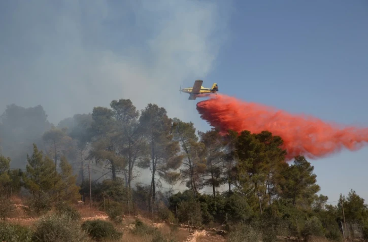 Un avion de pompiers lutte contre l'incendie le 26 novembre 2016 au dessus de la colonie d'Halamish près du village de Nabi Saleh
