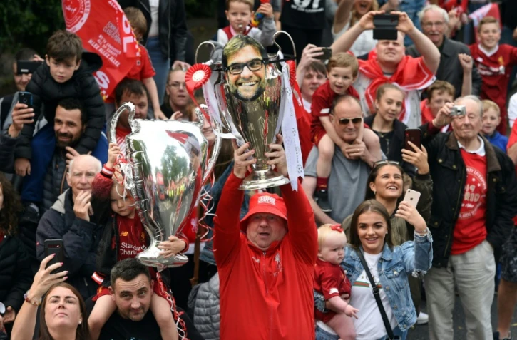 Les fans de Liverpool rendent hommage à Jürgen Klopp pour son rôle dans la conquête de la C1, le 2 juin 2019 lors d'une parade festive dans les rues de Liverpool