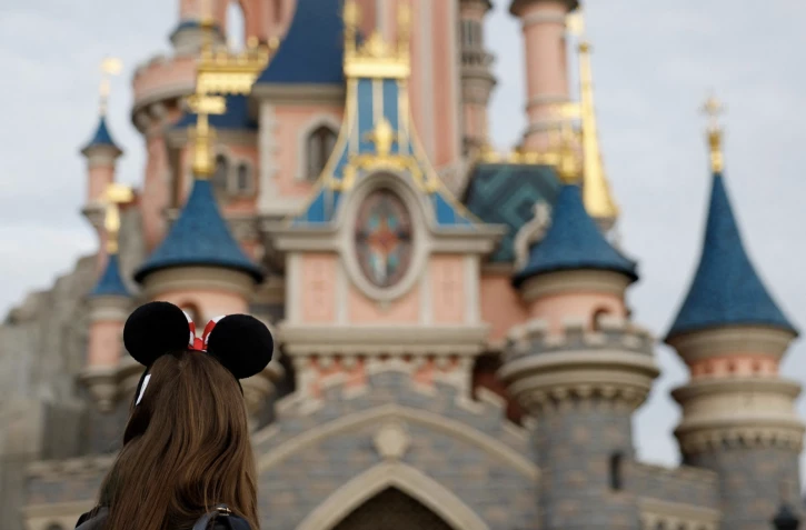 Disneyland Paris - "Vu le prix d'entrée, c'est honteux", "C'est vraiment le parc à Picsou", "Ils ont pété un câble ?" : la parade de Noël devient payante et met en colère tous les fans du parc. (Photo by IAN LANGSDON/AFP via Getty Images)