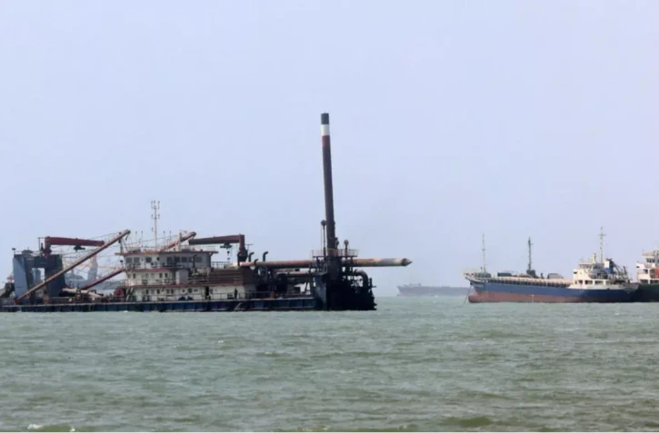  Photo d'archive montrant un navire passant à côté d'une péniche dans le détroit d'Ormuz, au large de Bandar Abbas, dans le sud de l'Iran, prise le 10 août 2026. © Atta Kenare, AFP 