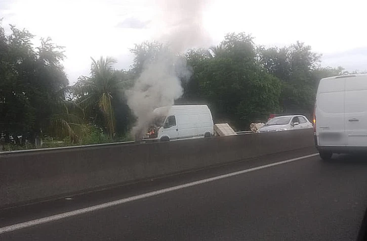 véhicule en feu quatre voies saint paul 7 mars 2020