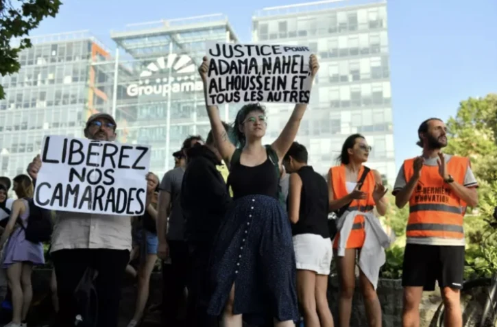 Manifestation devant le tribunal de Nanterre pour demander "l'amnistie" des personnes condamnées pour leur participation aux émeutes, le 10 juillet 2023 dans les Hauts-de-Seine ( AFP / JULIEN DE ROSA )