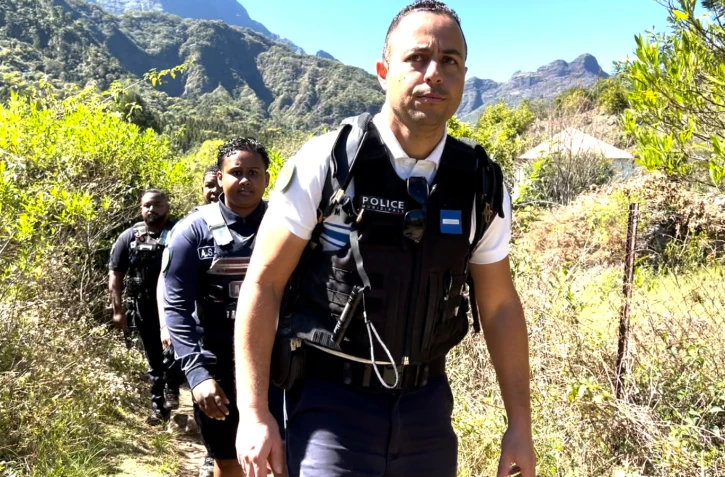 Au cœur du Cirque de Mafate, une opération de sensibilisation aux enjeux environnementaux a été menée par les agents de la Brigade Intercommunale Environnementale (BIE). Cette initiative démontre l’engagement de la BIE à préserver notre patrimoine naturel.