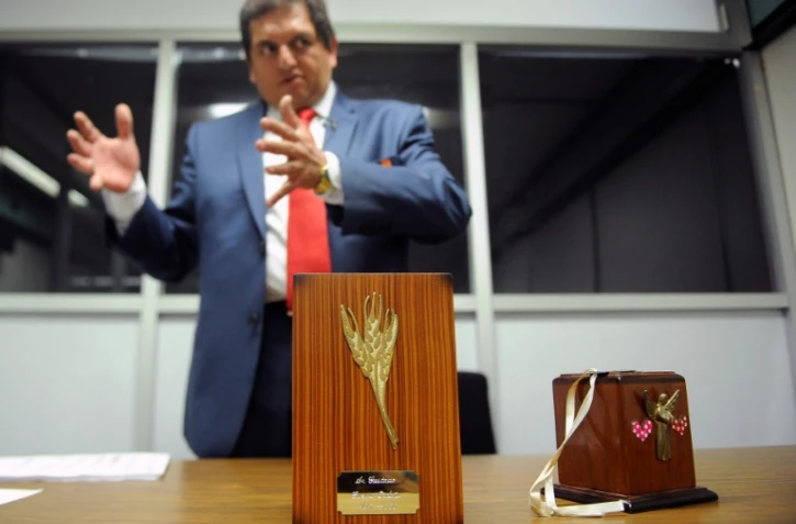 Des urnes funéraires trouvées dans le métro, présentées par Donovan Alvarado qui dirige le bureau des objets trouvés, le 3 septembre 2016 à Mexico