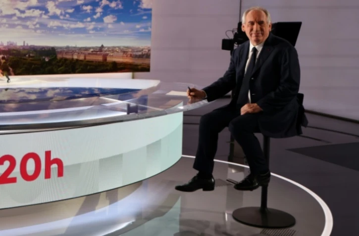 Le Premier ministre François Bayrou pose sur le plateau de télévision avant une interview au journal télévisé du soir de France 2, à Paris le 4 septembre 2025 ( AFP / Ludovic MARIN )