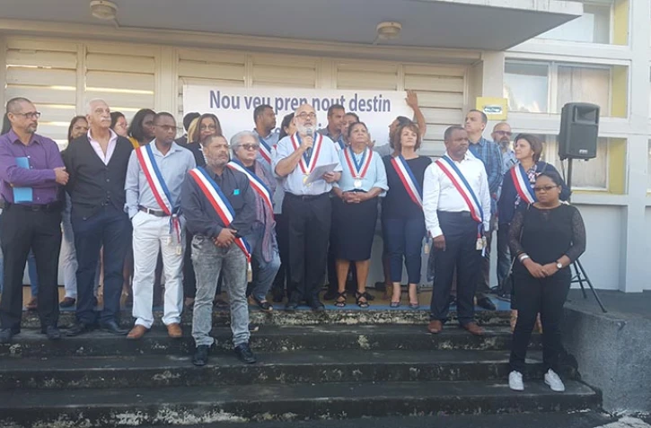 le maire de Saint-Louis Patrick Mallet cadenasse la mairie