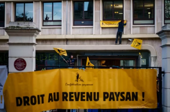 Manifestation organisée par la Confédération paysanne contre l'accord commercial UE-Mercosur devant le ministère de l'Agriculture à Paris le 14 janvier 2026 ( AFP / Dimitar DILKOFF )