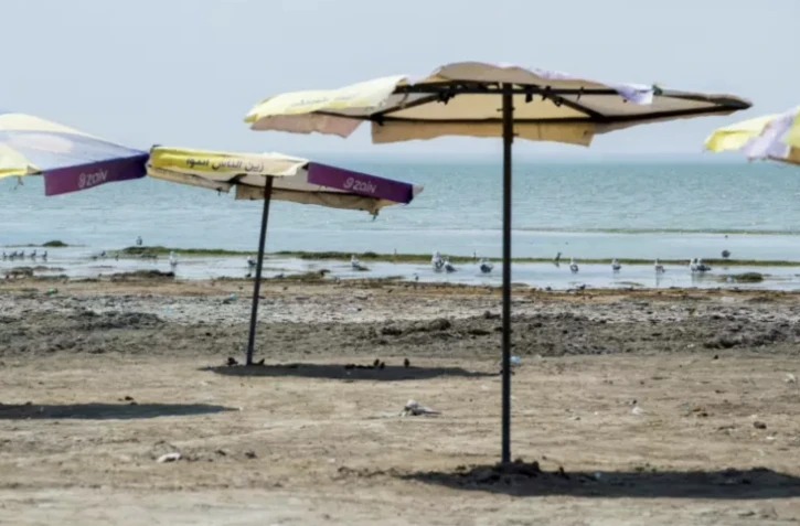 Des installations touristiques vides au bord du lac Habbaniyah touché par une grave sécheresse dans la province irakienne d'Al-Anbar, le 11 août 2023 ( AFP / Murtadha RIDHA )