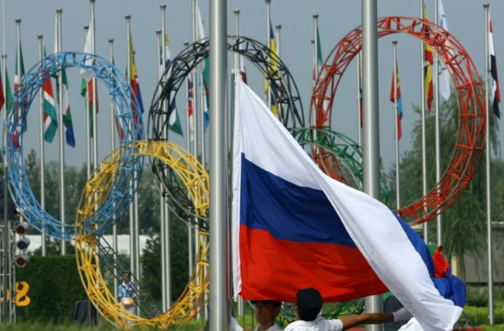 Le drapeau russe est hissé au village olympique lors de la cérémonie d'accueil des athlètes, le 5 août 2008 à Pékin