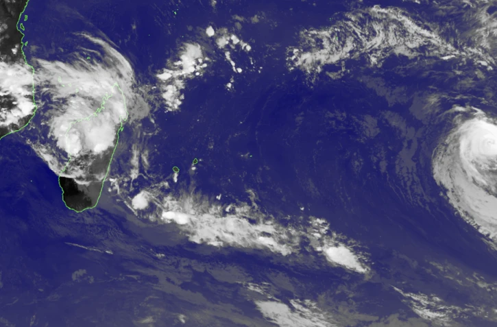 Le cyclone tropical Vince se déplace sur l’extrême est du bassin, très loin de toute terre habitée [?]