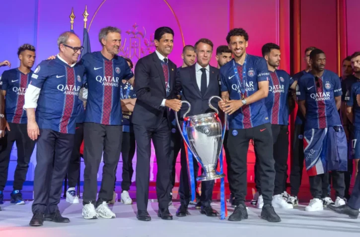 Foot : les joueurs du PSG paradent au Champs-de-Mars devant leurs supporters