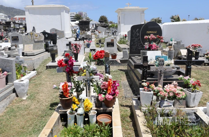 preparatifs de la toussaint au cimetiere 