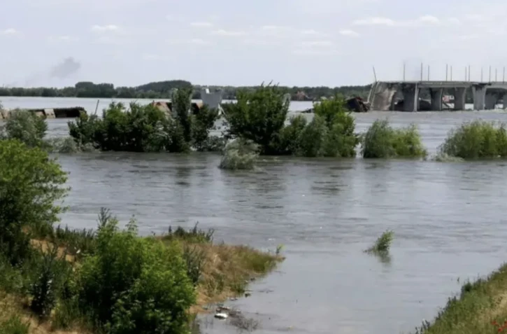 Des zones inondées près le ville de Kherson après la destruction partielle du barrage de Kakhovka, dans le sud de l'Ukraine, le 6 juin 2023 ( AFP / Oleg TUCHYNSKY )