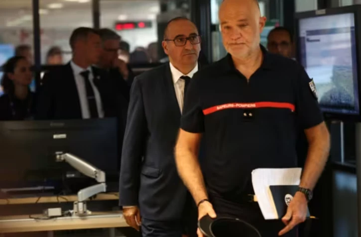 Le ministre français de l'Intérieur, Laurent Nuñez (c), visite une caserne de pompiers à Bordeaux, le 22 juillet 2026 ( AFP / ROMAIN PERROCHEAU )