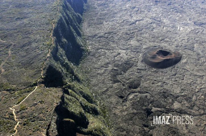 illustration volcan et plaine des sables 