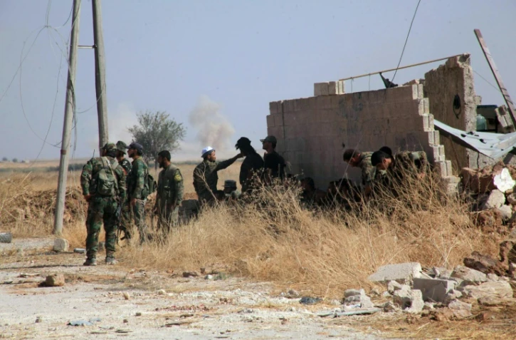 Des soldats du régime syrien patrouillent dans les environs d'Alep le 16 octobre 2015