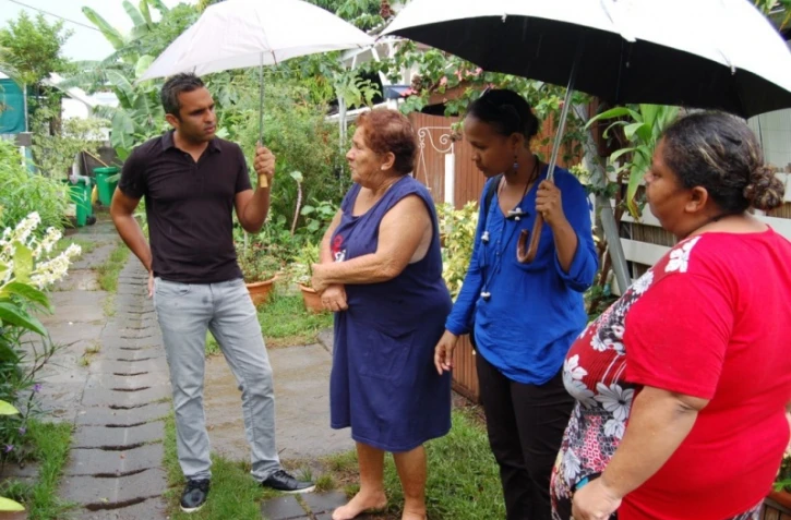 David Sita en visite chez les familles sinistrées de l\'Etang-Salé