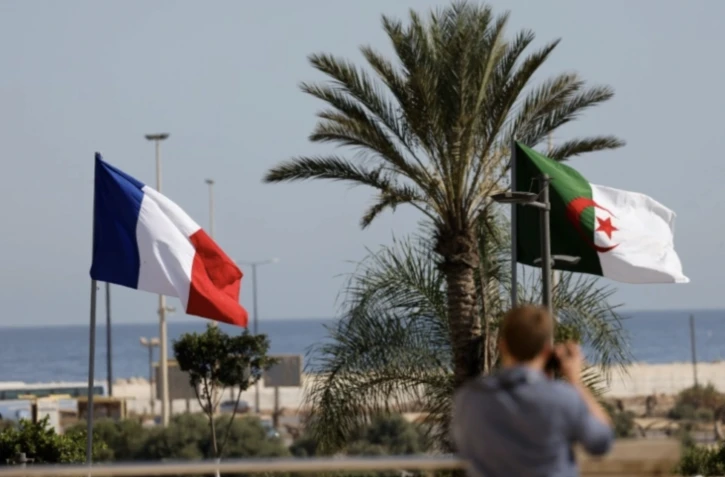 Paris est disposée à engager un bras de fer avec l'Algérie si elle ne revient pas sur sa décision d'expulser les douze fonctionnaires français ( AFP / Ludovic MARIN )