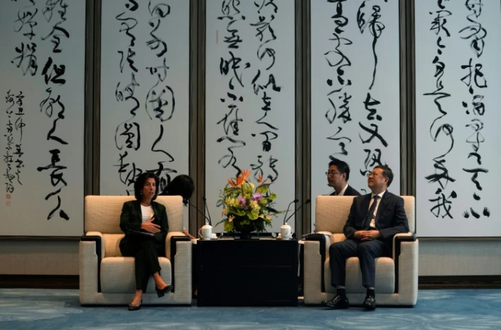 La secrétaire américaine au Commerce, Gina Raimondo (g) et le secrétaire du Parti communiste de Shanghai, Chen Jining, lors d'une réunion à Shanghai, le 30 août 2023