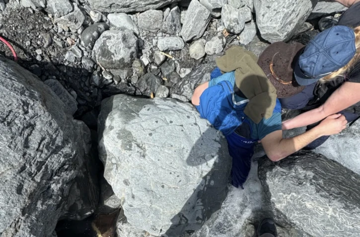 Un randonneur reste coincé sous un rocher de plus de 300 kilos et s'en sort indemne