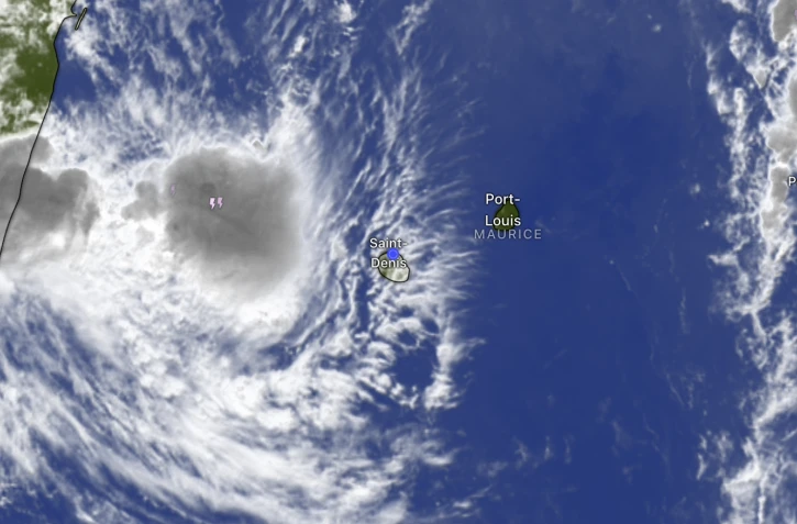 Fytia devrait passer entre 200 km et 300 km au sud-ouest de l'île, La Réunion en vigilance cette nuit