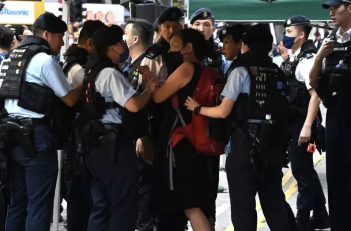 Interpellation de la cheffe du parti d'opposition LSD Chan Po Ying (C) à Hong Kong le 4 juin 2023 ( AFP / Peter PARKS )