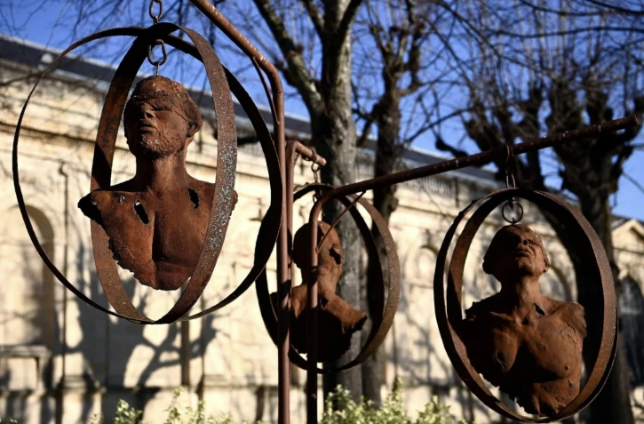 La sculpture "Fruit étrange" de Sandrine Plante, inaugurée le 2 décembre 2019 dans les jardins de l'hôtel de ville de Bordeaux, en hommage aux victimes de l'esclavage
