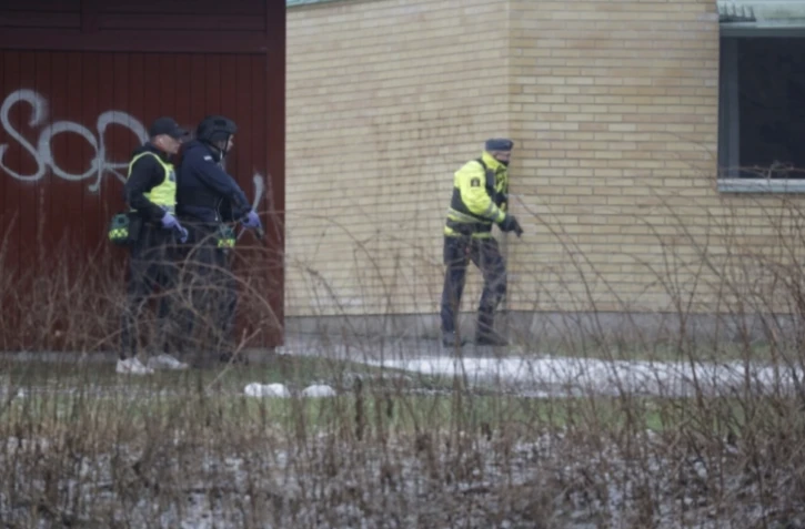 Des policiers en position près d'une école à Orebro en Suède le 4 février 2025 ( TT NEWS AGENCY / Kicki NILSSON )