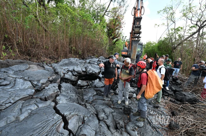 Route des laves : le brise-roche s'attaque à la lave refroidie, les travaux de reconstruction de la RN2 démarrent ce lundi 