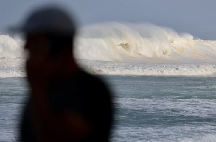 houle en bord de mer avec de grosses vagues
