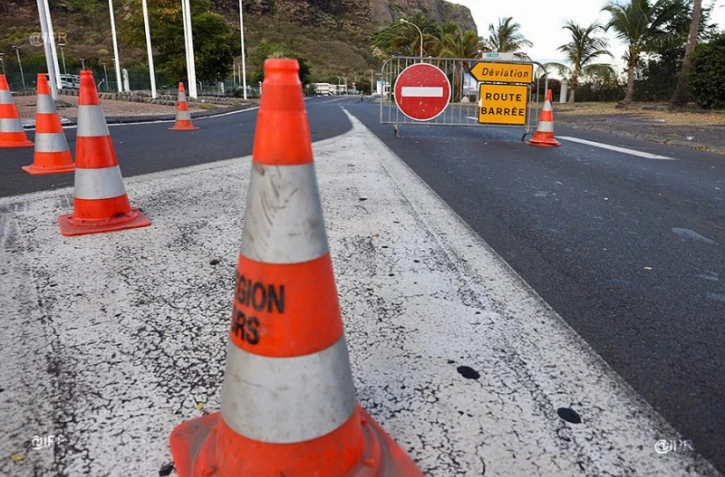 Après des affrontements, la route du littoral est fermée à la circulation dans les deux sens 