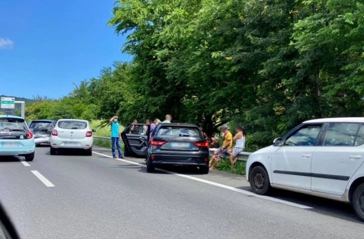 Rout des Tamarins : accident avant le viaduc en direction du sud