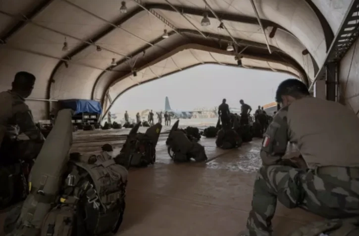 Des soldats français du 2e Régiment Etranger de Parachutistes (2eREP) et des militaires nigériens se préparent pour une mission sur la base aérienne française de la BAP, le 14 mai 2023 à Niamey ( AFP / ALAIN JOCARD )