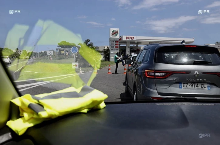 Gilets Jaunes, queue devant une station service