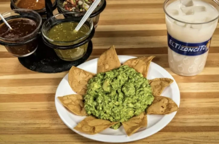 Du guacamole et des totopos (tortillas de maïs frites) avec différents types de piments et de sauces à Mexico, au Mexique, le 31 octobre 2016 ( AFP / OMAR TORRES )