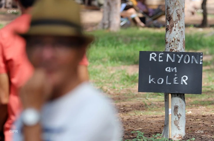 Manifestation contre les paillotes de plage KURR