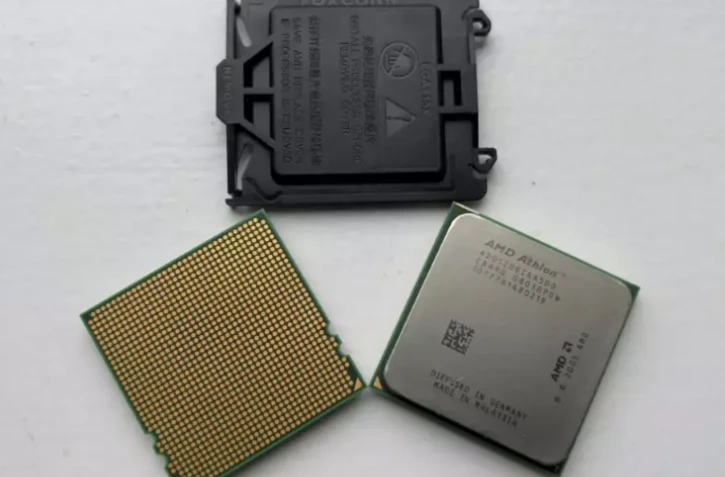 Des puces d'AMD et de FoxConn, à Washington, le 4 février 2022 ( AFP / Daniel SLIM )