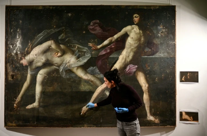 La restauratrice d'art Sophie Jarrosson montre des détails d'un tableau qui pourrait être une version authentique du tableau "Atalante et Hippomène" du peintre baroque italien du XVIIe siècle Guido Reni, lors d'une présentation à la presse à Libourne, le 25 février 2025 en Gironde