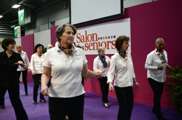 Des femmes participent à une danse à l'ouverture du Salon des seniors à Paris, le 9 avril 2015