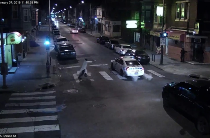 Capture d'image d'une vidéo de surveillance diffusée le 8 janvier 2016 par la police de Philadelphie et montrant un homme tirant sur un policier dans sa voiture