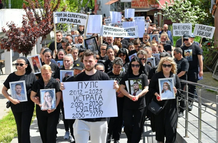 Les familles et amis défilent avec des pancartes et des portraits des victimes le 19 avril 2025 à Kocani, en Macédoine du Nord, après que l'incendie d'une discothèque de la ville a fait 63 morts