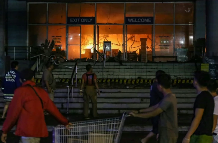 Incendie meurtrier dans un centre commercial à Davao, aux Philippines, le 23 décembre 2017