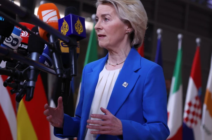  La présidente de la Commission européenne, Ursula von der Leyen, s’adresse aux médias à son arrivée au sommet européen à Bruxelles, le 18 décembre 2025. OMAR HAVANA / AP 