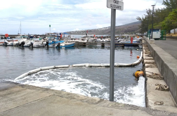 Territoire de l'ouest : travaux de dragage du port de Saint-Leu et de curage de la plage éphémère