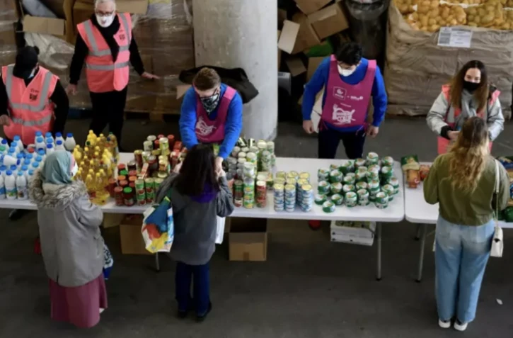 Des bénévoles des Restos du Cœur lors d'une distribution à des étudiants, au stade Vélodrome de Marseille, le 26 mars 2021 ( AFP / Nicolas TUCAT )