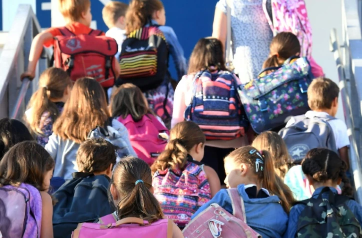 Des écoliers grimpent les escaliers de leur établissement le jour de la rentrée scolaire, le 1er septembre 2016 à Bordeaux